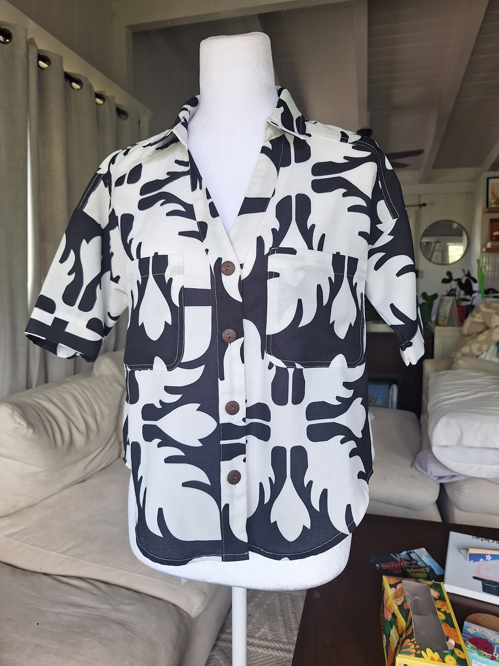 Woman's Short-Sleeve Black & White Patterned Hawaiian Wear
